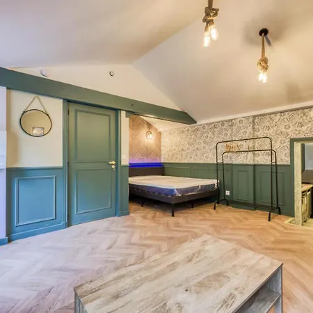 Elegant In Next To Paris